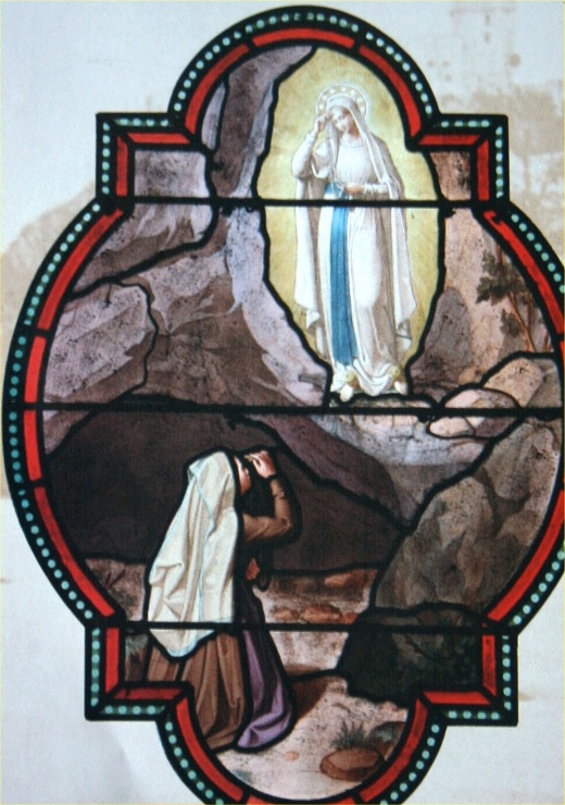 Vetrata con l'Immacolata di Lourdes